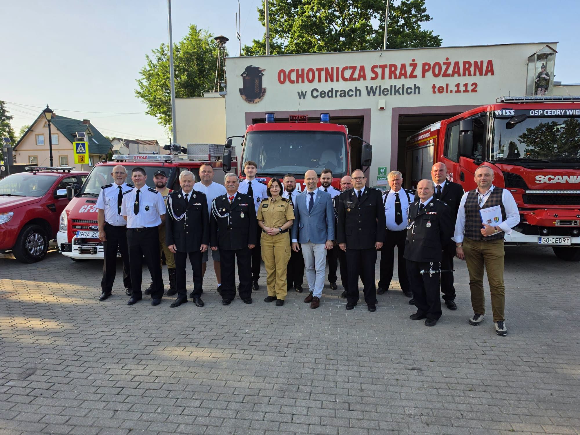 Może być zdjęciem przedstawiającym karetka pogotowia i tekst „OCHOTNICZA STRAŻ STRAŻPOŻARNA POŻARNA w Cedrach Wielkich tel.112 AWISS OSPrEDRy OSP CEDRY WIEI G0428 SCANI LCO-CEDRY”