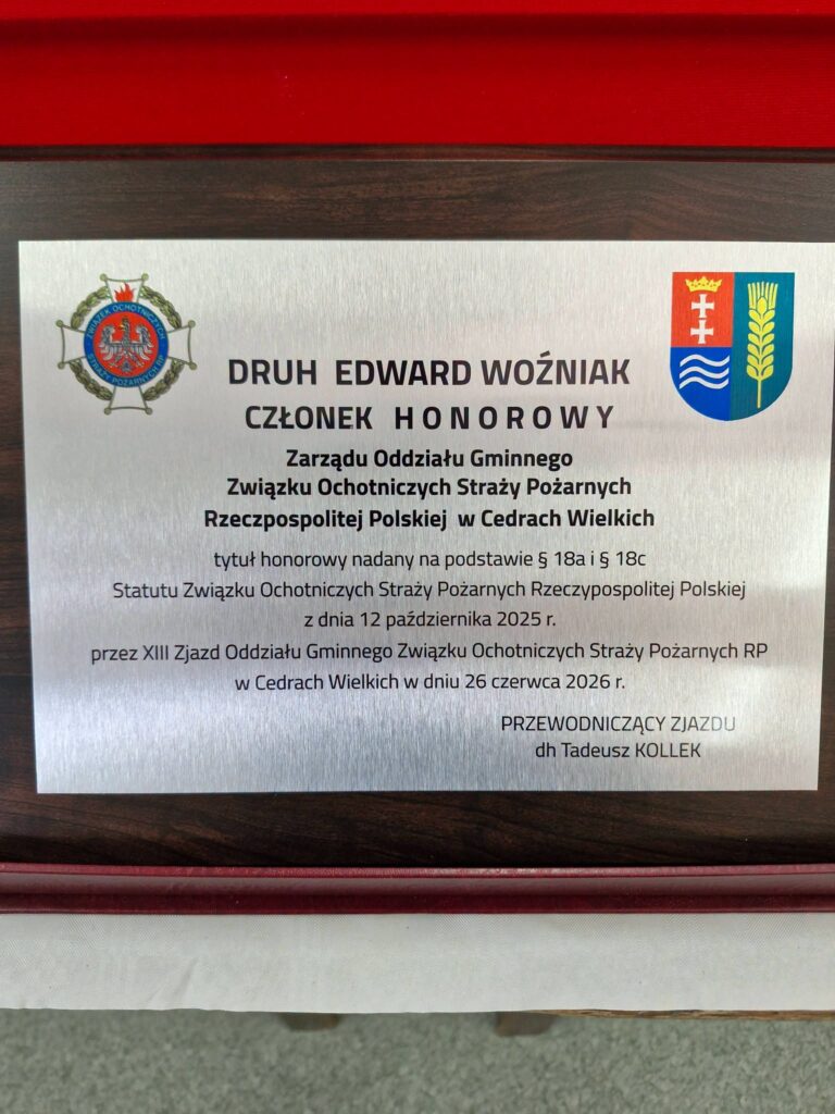 Może być zdjęciem przedstawiającym ‎tekst „‎یي 土 + 十 DRUH EDWARD WOŹNIAK CZŁONEK HONOROWY Zarządu Oddziału Gminnego Związku Ochotniczych Straży Pożarnych Rzeczpospolitej Polskiej w Cedrach Wielkich tytuł honorowy nadany na podstawie క్ర 18a క్ 18c Statutu Związku Ochotniczych Straży Pożarnych Rzeczypospolitej Polskiej dnia 12 pażdziernika 2025 przez XIII Zjazd Oddziału Gminnego Związku Ochotniczych Straży Pożarnych RP w Cedrach Wielkich w dniu 26 czerwca 2026 r. PRZEWODNICZĄCY CZĄCY ZJAZDU dh Tadeusz KOLLEK ..ង‎”‎